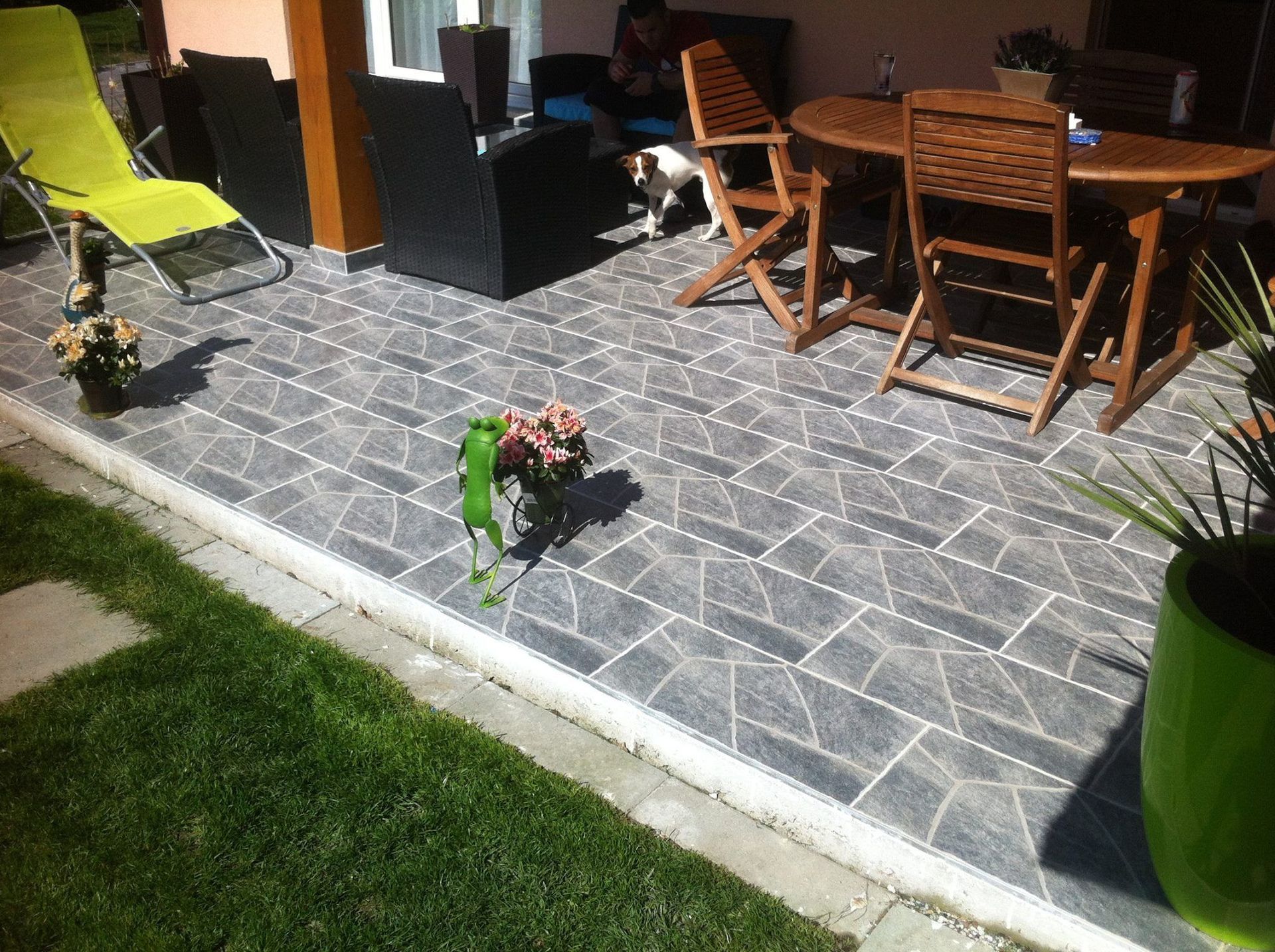Terrasse extérieure en dalles de pierre naturelle posées en opus incertum
