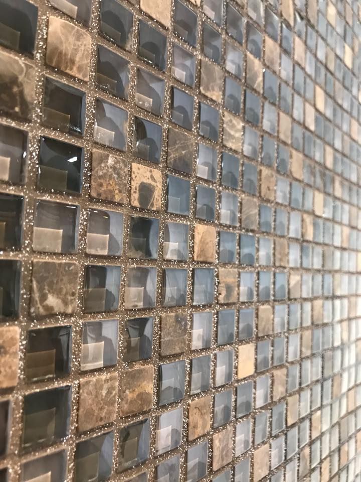 Détail d’une mosaïque mêlant verre et marbre, joints pailletés