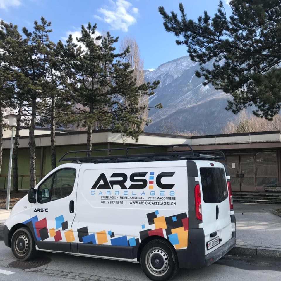 Véhicule d’intervention Arsic Carrelages devant les montagnes valaisannes