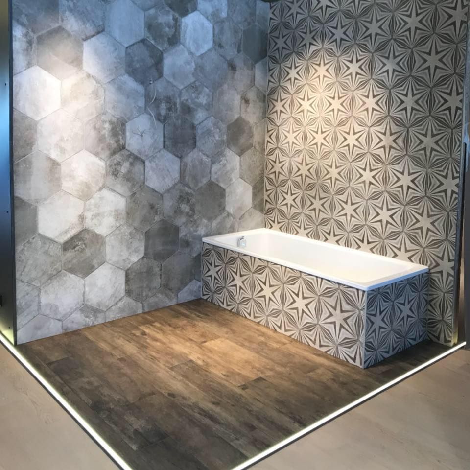 Mise en scène d’exposition : carreaux hexagonaux effet béton, décor étoilé et sol effet bois