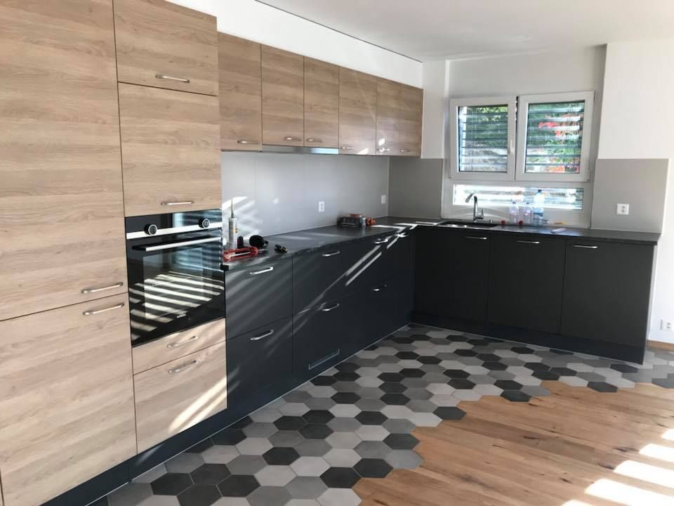 Cuisine contemporaine : transition entre carreaux hexagonaux et parquet en chêne