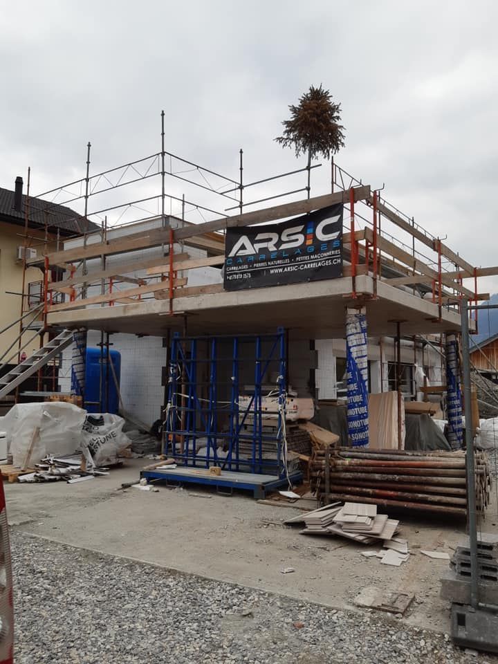 Chantier de villa en construction avec la bâche Arsic Carrelages