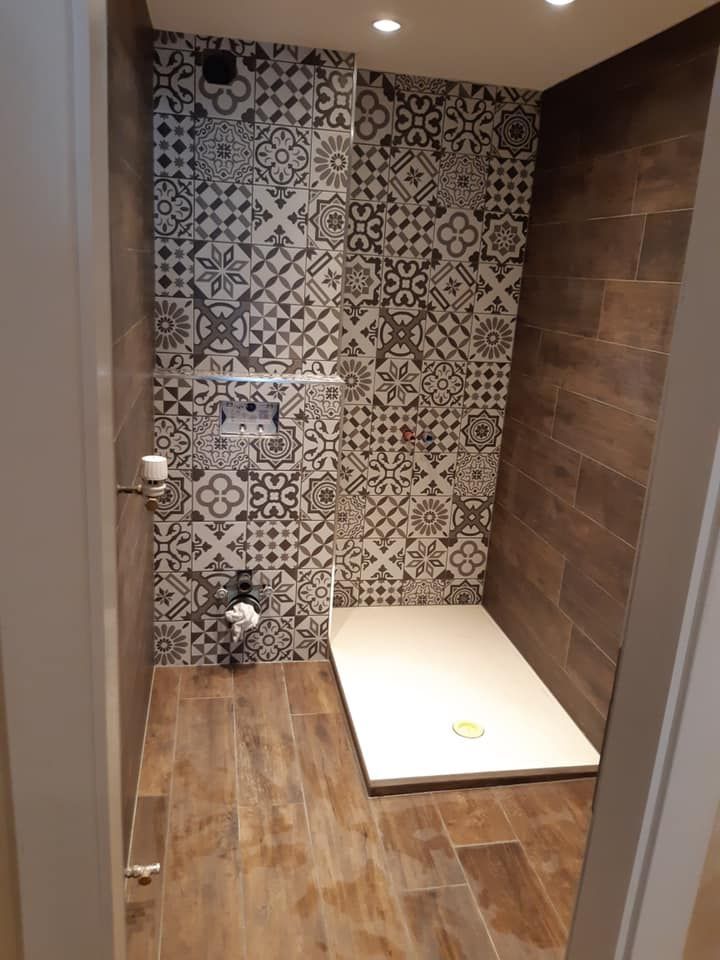 Douche à l’italienne : carreaux de ciment patchwork et carrelage effet bois