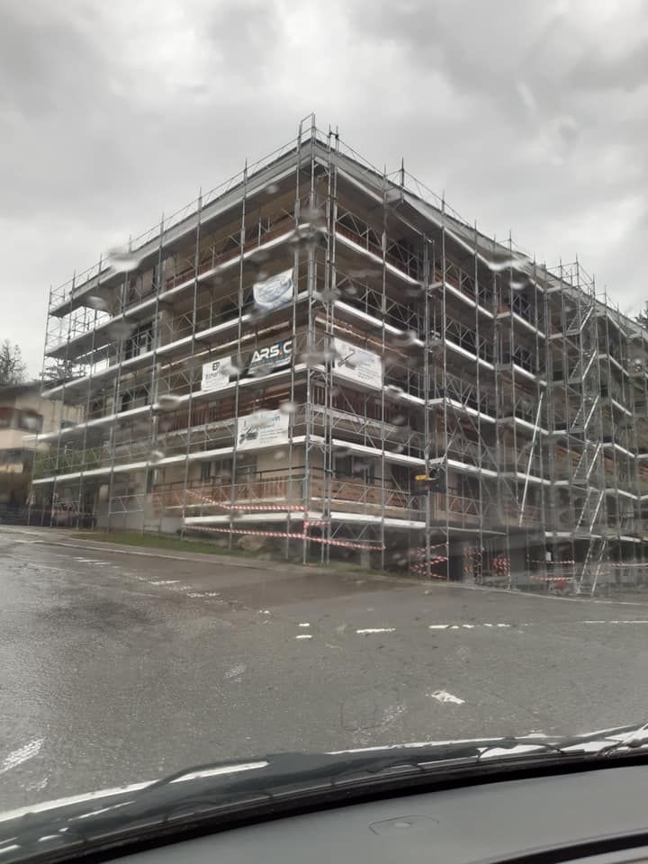 Immeuble en rénovation sous échafaudage, chantier suivi par Arsic