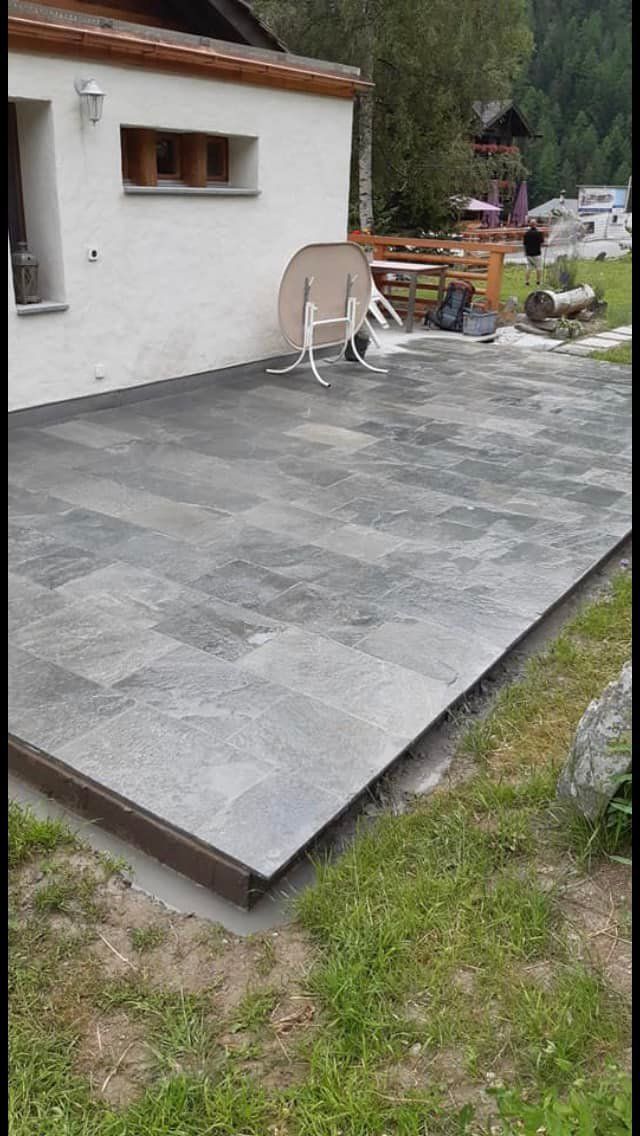 Terrasse de chalet en dalles de quartzite posées à joints fins